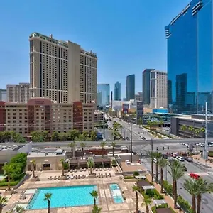 stunning-balcony-strip-view-mgm-signature-free-valet.las-vegashotels.net/
